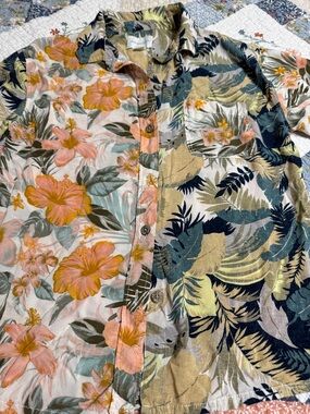 American Eagle Floral Button-Up in Beige, Navy & Teal